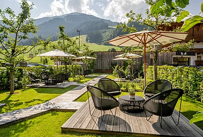 Lounge-Sitzgruppe im Garten des Hotel Unterschwarzachhof in Saalbach Hinterglemm im Sommer